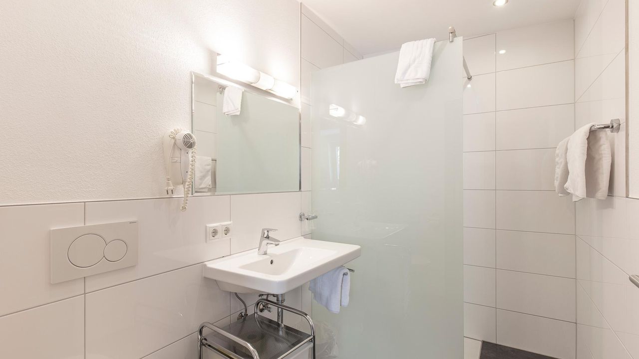 Badezimmer mit Dusche und WC Badezimmer mit Dusche und WC